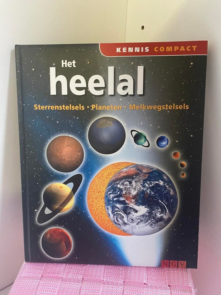Mooi boek het heelal , planeten , sterren , melkweg, Ophalen of Verzenden, Zo goed als nieuw
