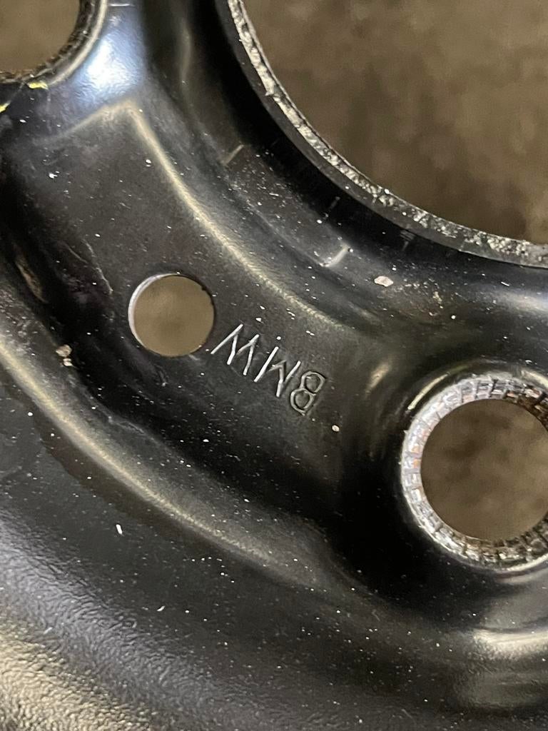 Jantes BMW 16 pouces d'origine avec couvre-roues E81, Autos : Pièces & Accessoires, 16 pouces, Pneus été, Véhicule utilitaire