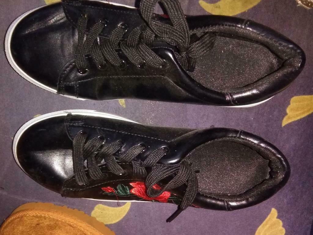 chaussures femmes noires avec roses  brodées T 36/37 neuves, Neuf, Enlèvement ou Envoi, Chaussures de sports, Noir