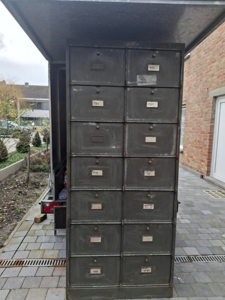 oude metalen kast, Enlèvement