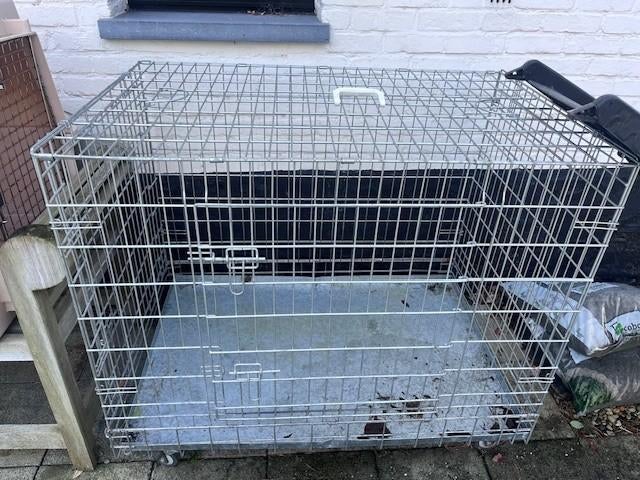 Hondenbench 2 stuks : Ijzer en plastic voor reizen + looprek, Dieren en Toebehoren, Hondenbenches, Ophalen, Gebruikt