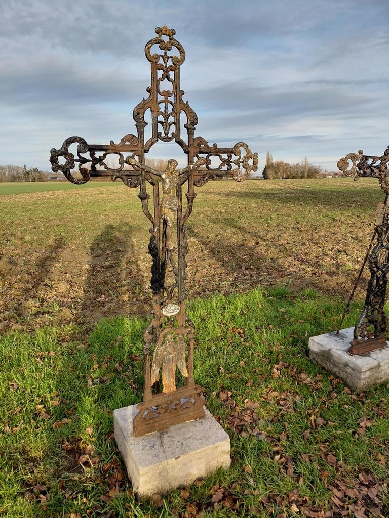 3 antieke gietijzeren kruisen, Ophalen, Steen