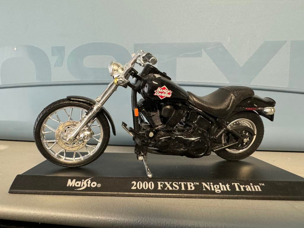 Harley-Davidson 2000 FXSTB Night Train Maisto 1/18, Ophalen of Verzenden, Zo goed als nieuw, Maisto