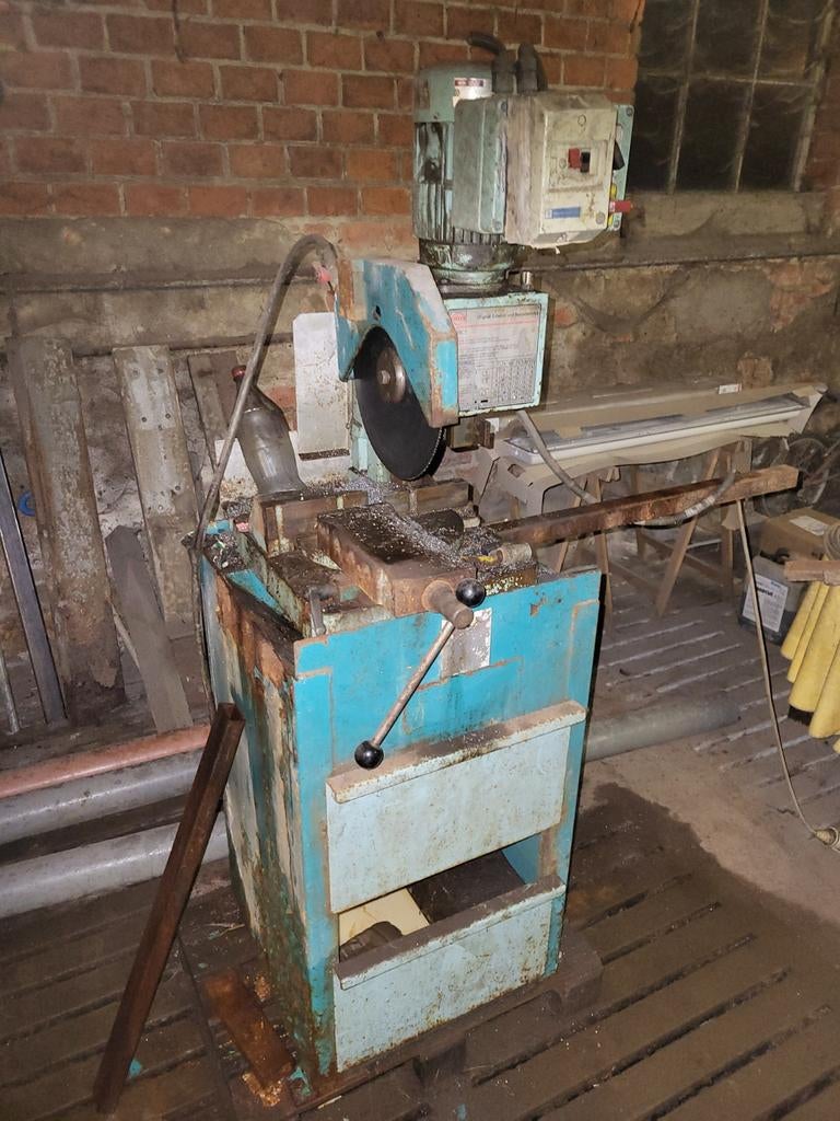 Zaagmachines voor ijzer weg wegens stop van hobby, Doe-het-zelf en Bouw, Werkbanken, Ophalen of Verzenden
