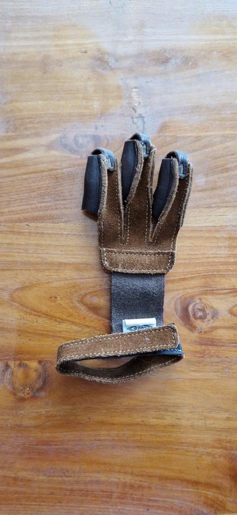 Vingersbescherming voor handboogschieten., Enlèvement, Utilisé