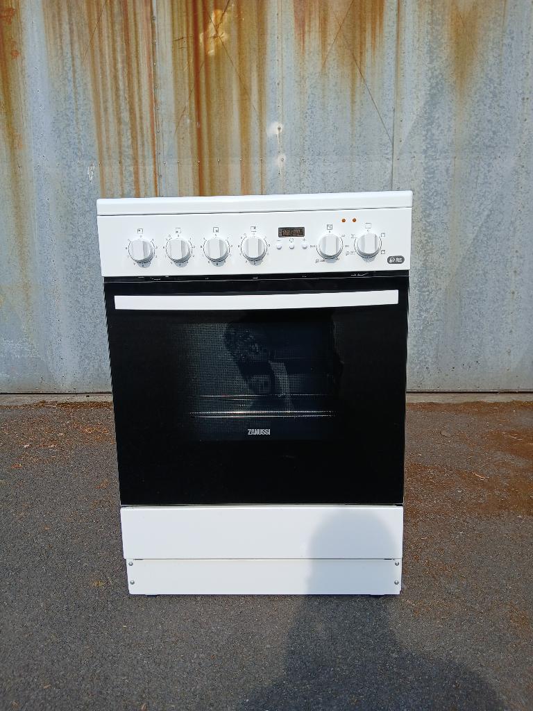 Fornuis Zanussi zo goed als nieuw, Ophalen, 60 cm of meer, 4 kookzones, Zo goed als nieuw