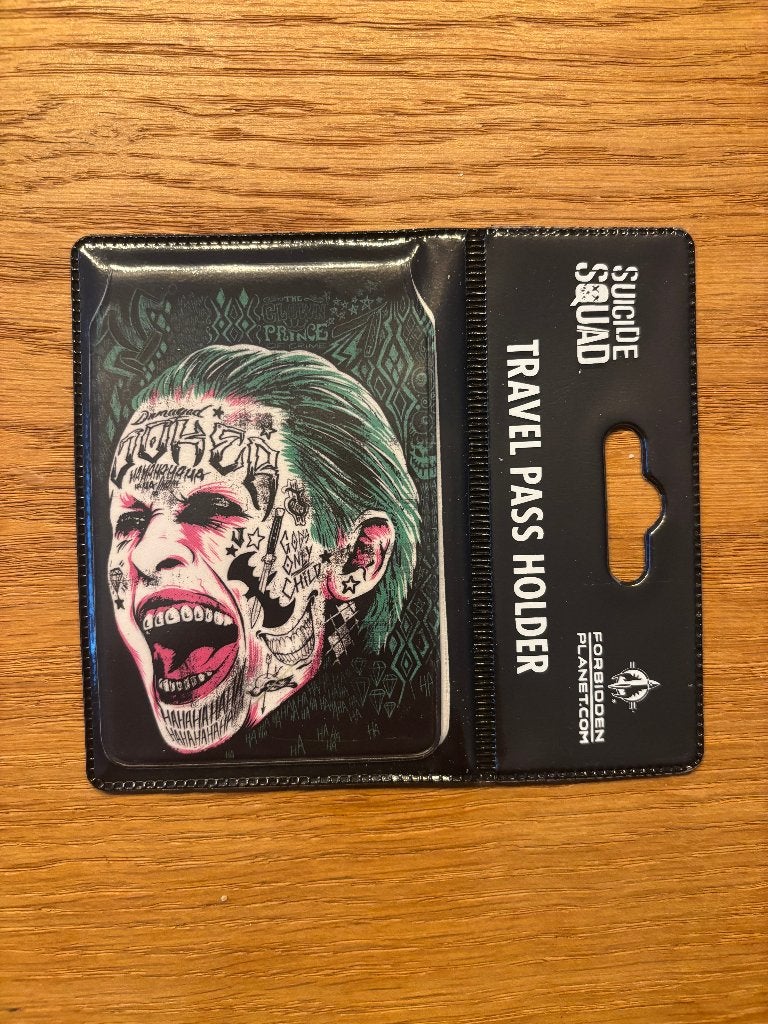 Suicide Squad Travel Pass Holder, Collections, Cinéma & Télévision, Enlèvement ou Envoi, Neuf, TV, Autres types