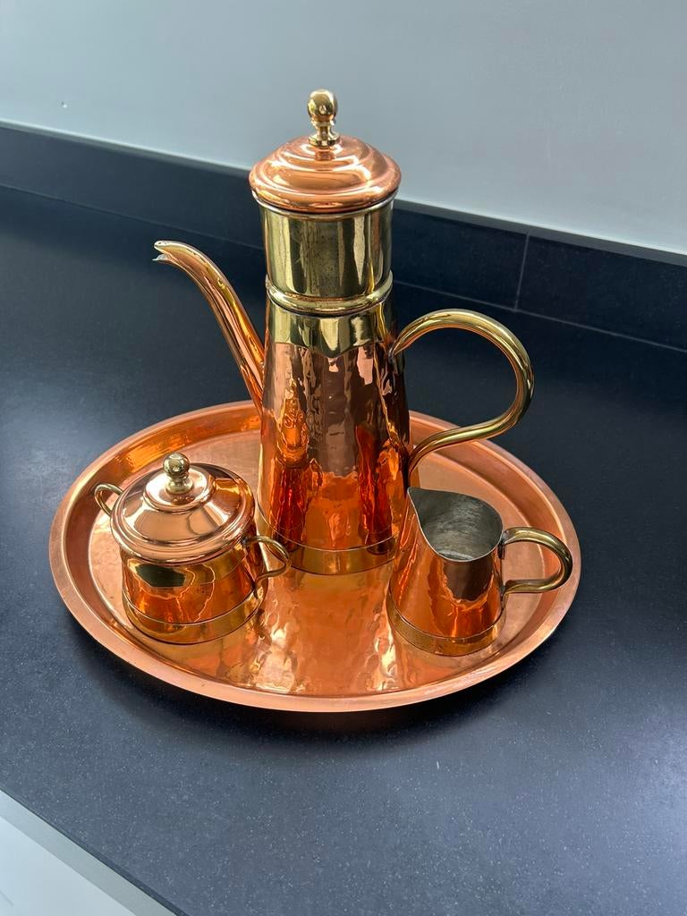 Koperen koffiestel, Ophalen