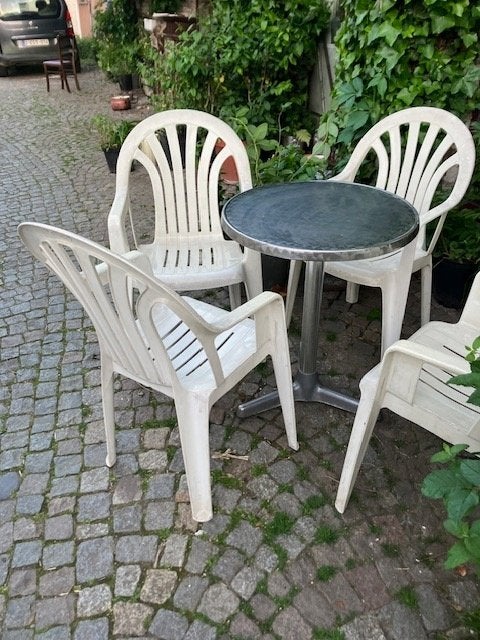 32 CHAISES  EN PLASTIQUE BLANC EMPILABLES. CHAISES DE CAFÉ, Jardin & Terrasse, Enlèvement, Utilisé, Synthétique, Empilable