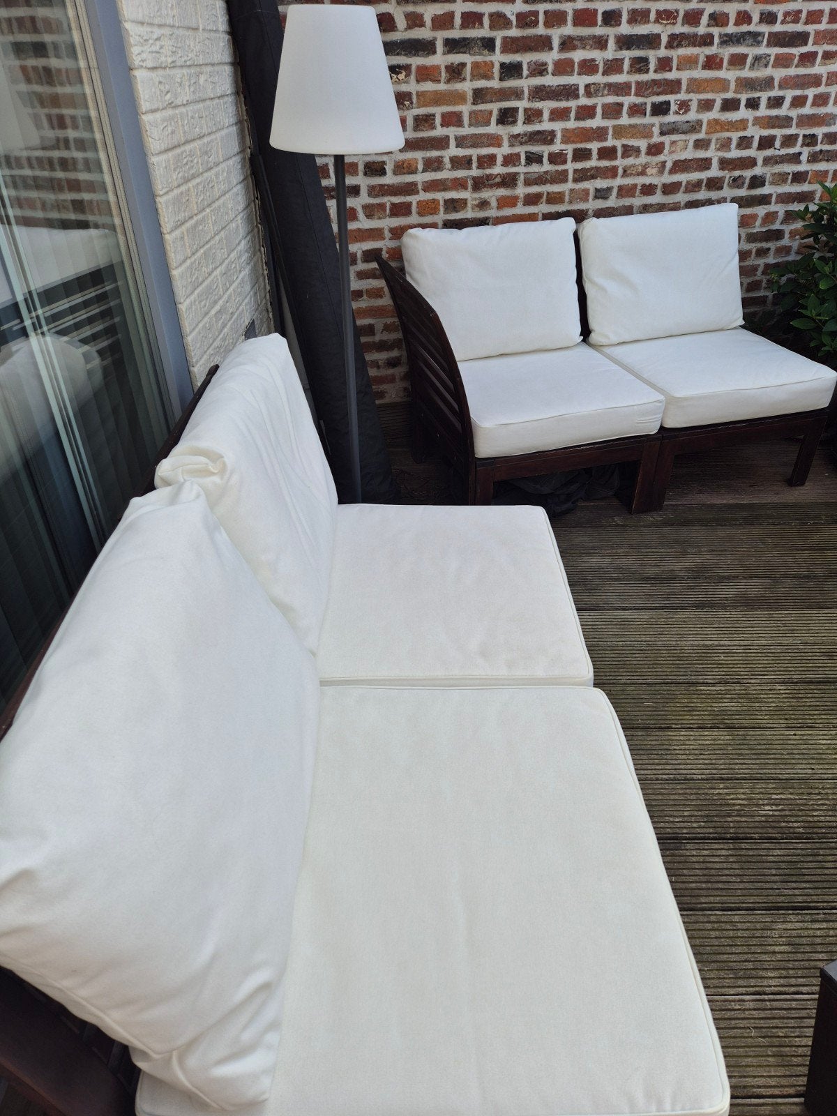 Ensemble de jardin en bois foncé avec coussins blancs, Jardin & Terrasse, Enlèvement