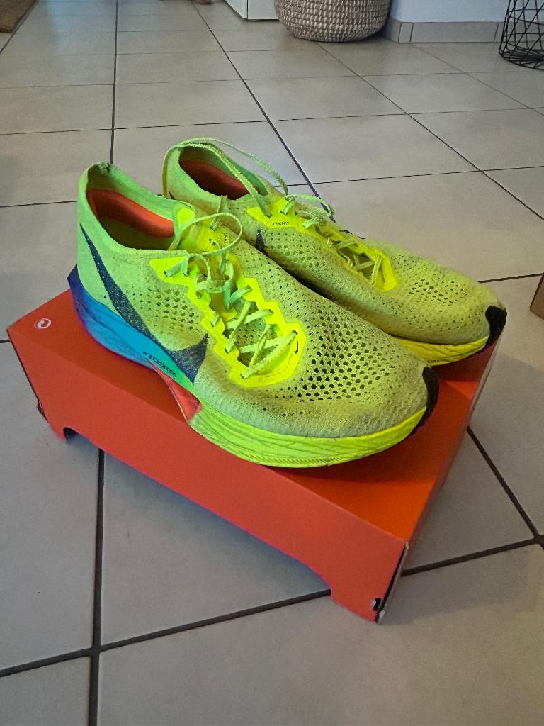Nike Vaporfly 4 maat 43, Sports & Fitness, Course, Jogging & Athlétisme, Course à pied, Chaussures de course à pied, Utilisé, Enlèvement ou Envoi