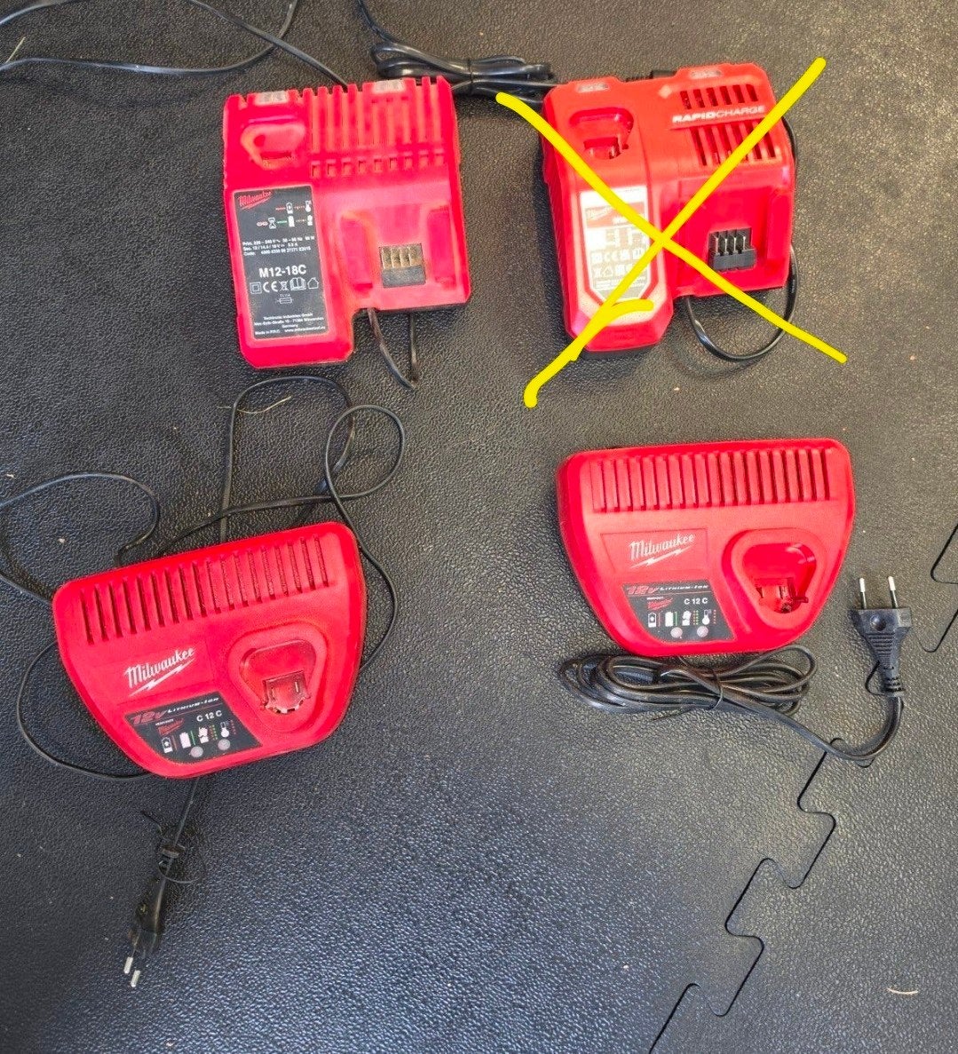 CHARGEUR MILWAUKEE 4 PIÈCES, Bricolage & Construction, Enlèvement