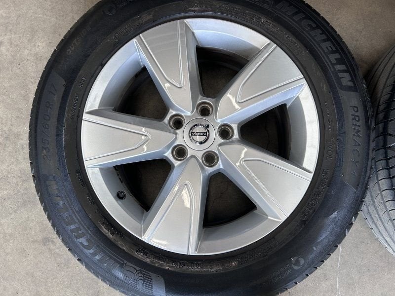 17 inch originele velgen + zomer | winter banden Volvo XC40, Auto-onderdelen, Gebruikt, -, -, Banden en Velgen