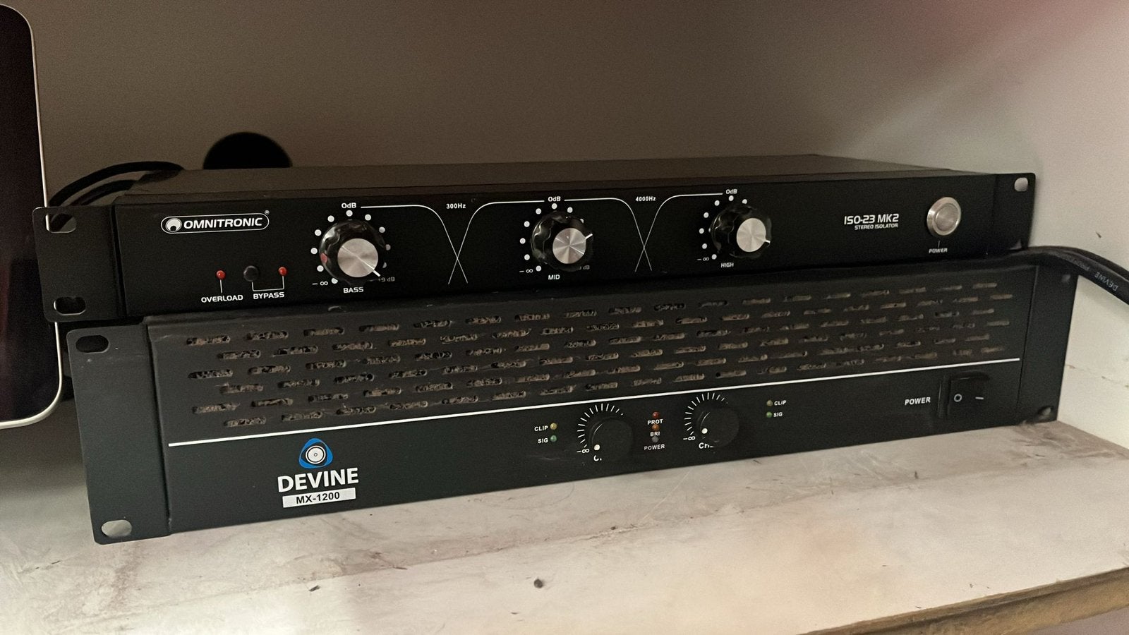 Devine versterker + isolator met boost + 4 speakers+garantie, Musique & Instruments, Enlèvement, Comme neuf, 500 à 1000 watts