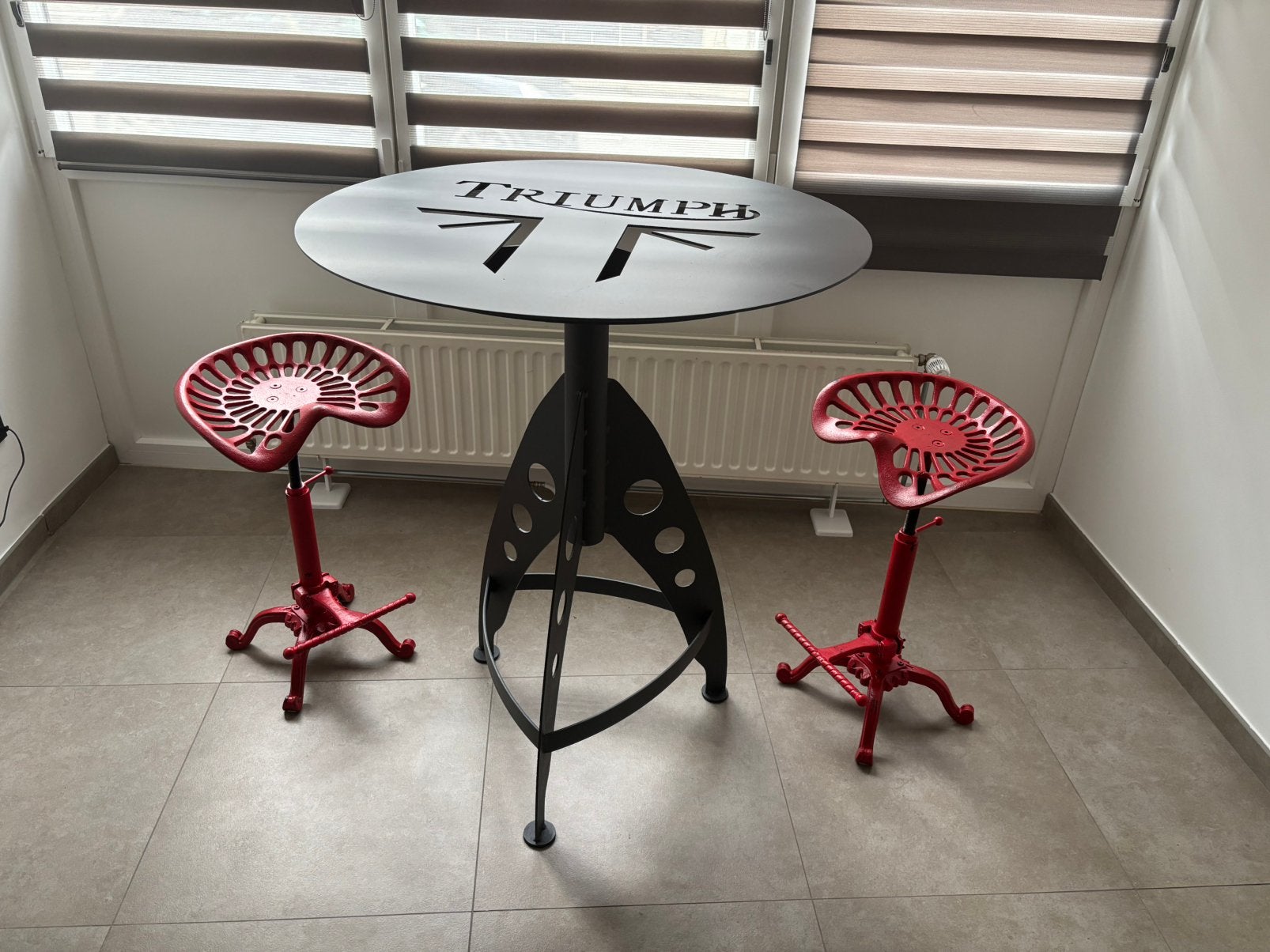 Table metal acier corten Triumph et 2 tabourets, Enlèvement, Comme neuf