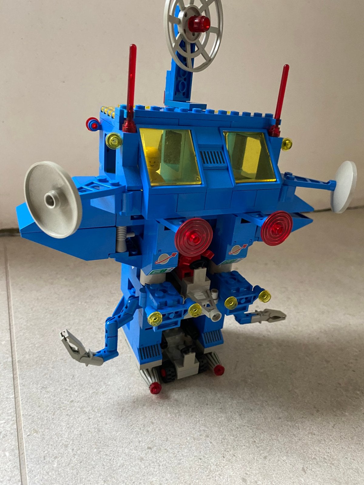 Vintage lego space robot met raket, auto, vliegtuig en boek., Lego, Ophalen of Verzenden, Zo goed als nieuw, Space