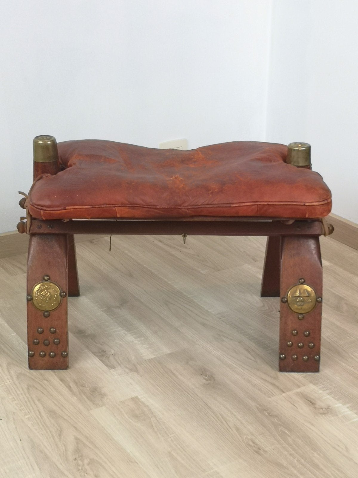 Vintage Egyptisch kameelzadel krukje / voetenbank (jaren 60/, Ophalen of Verzenden, Hout