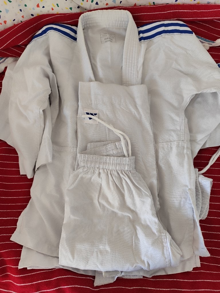Kimono adidas evolution 140/150, Sports & Fitness, Sports de combat & Self-défense, Vêtements d'arts martiaux, Taille XS ou plus petite