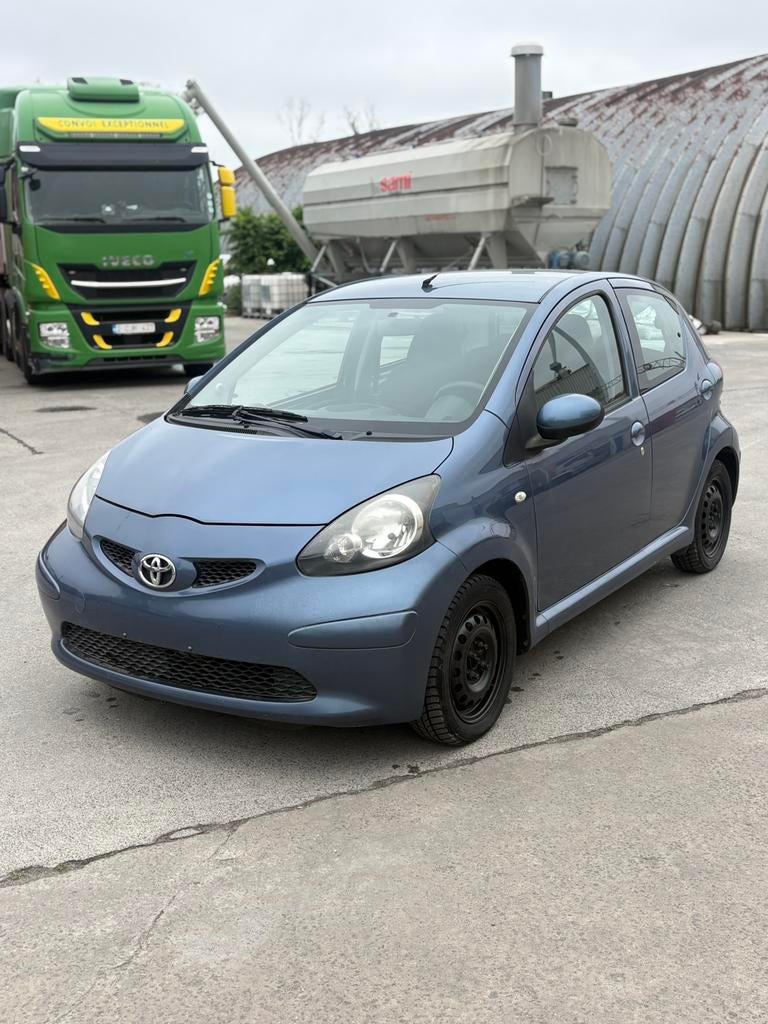 TOYOTA AYGO 1.0i ESSENCE 147.000KM, Auto's, Toyota, Zwart, Blauw, 5 deurs, Particulier