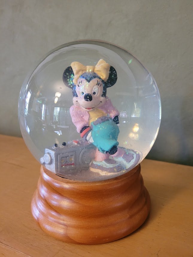 Vintage Disney sneeuwbol Minnie Mouse van BULLY, Verzamelen, Ophalen of Verzenden, Mickey Mouse, Zo goed als nieuw, Beeldje of Figuurtje