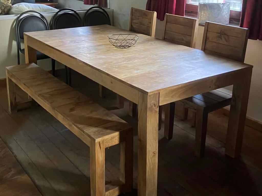 Massief houten tafel met bank en 3 stoelen, Huis en Inrichting, Ophalen, Zo goed als nieuw
