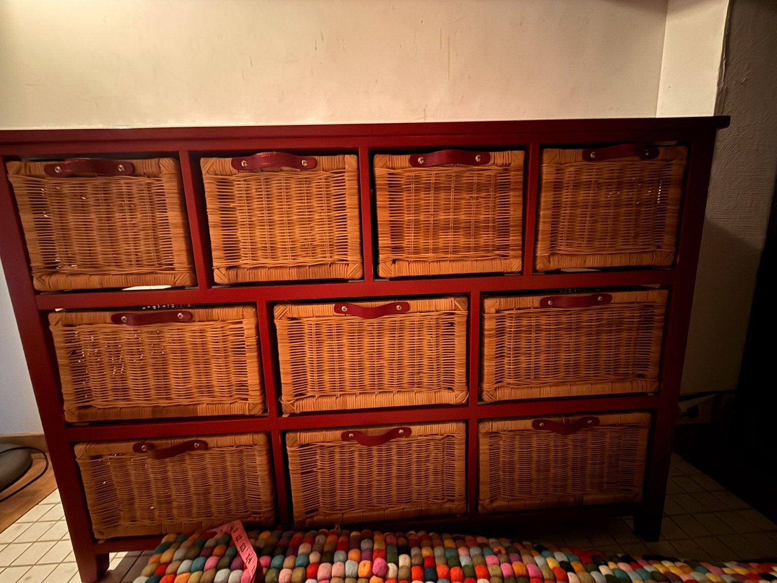 Rode ladekast met rieten mandjes, Ophalen, Kunststof, Gebruikt, 100 tot 150 cm