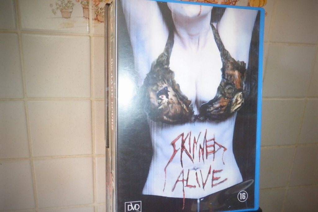DVD Skinned Alive., Cd's en Dvd's, Dvd's | Horror, Engels, Nederlands, Ophalen of Verzenden, Zo goed als nieuw