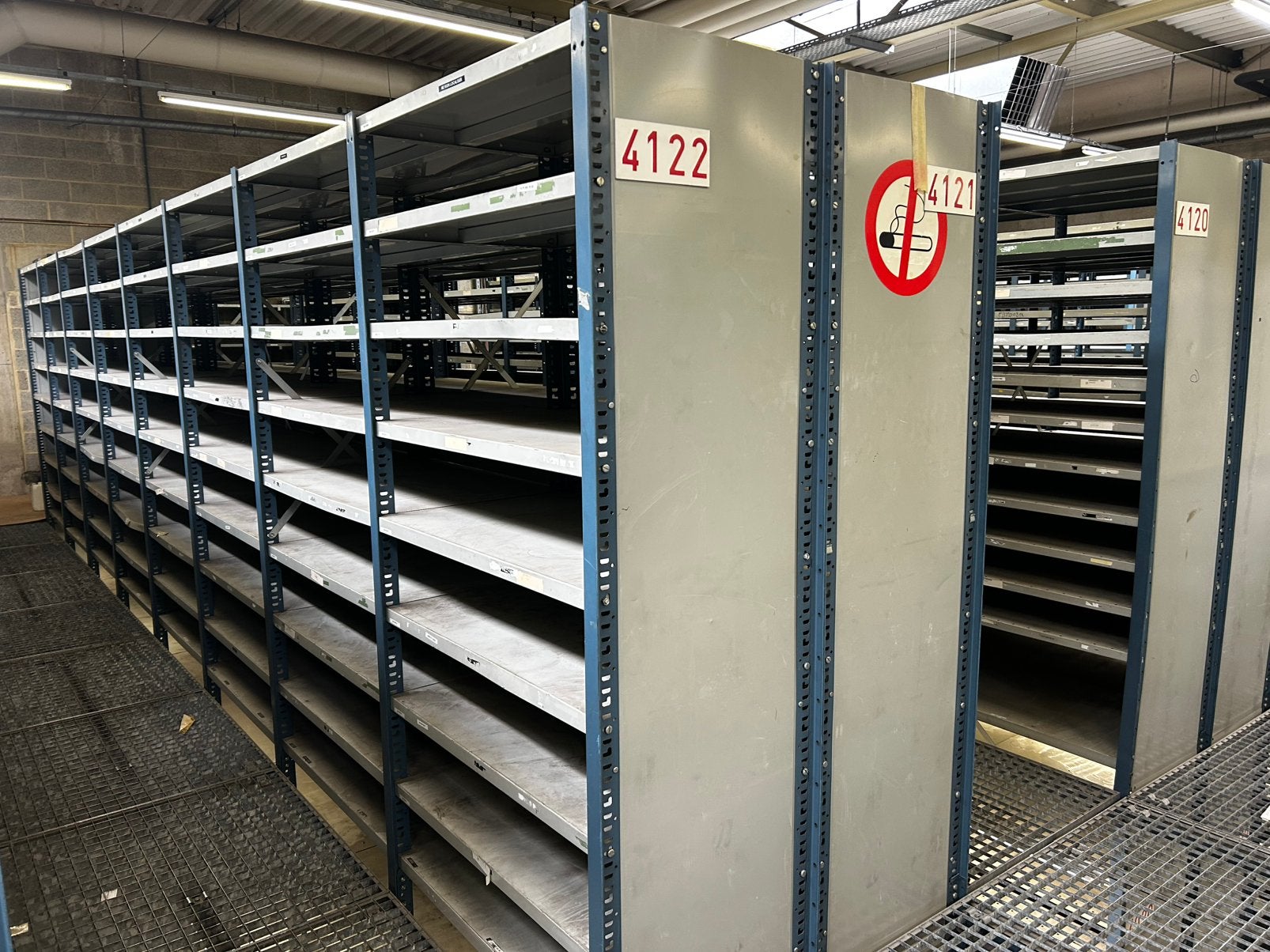 lot d etageres professionnels prix 60 eur tel 0494 43 17 25, Enlèvement ou Envoi