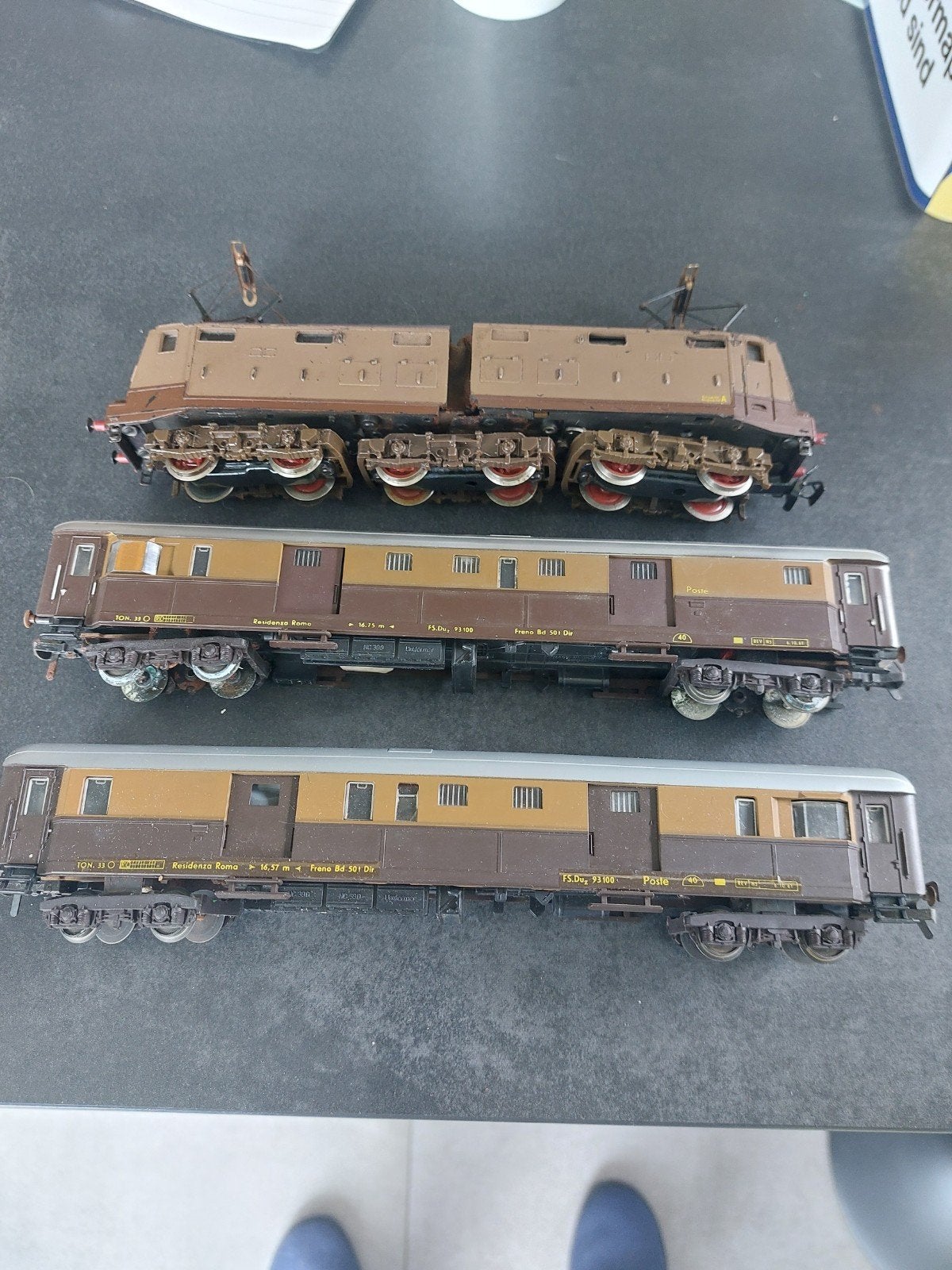 Locomotief plus 2 wagons, Ophalen of Verzenden