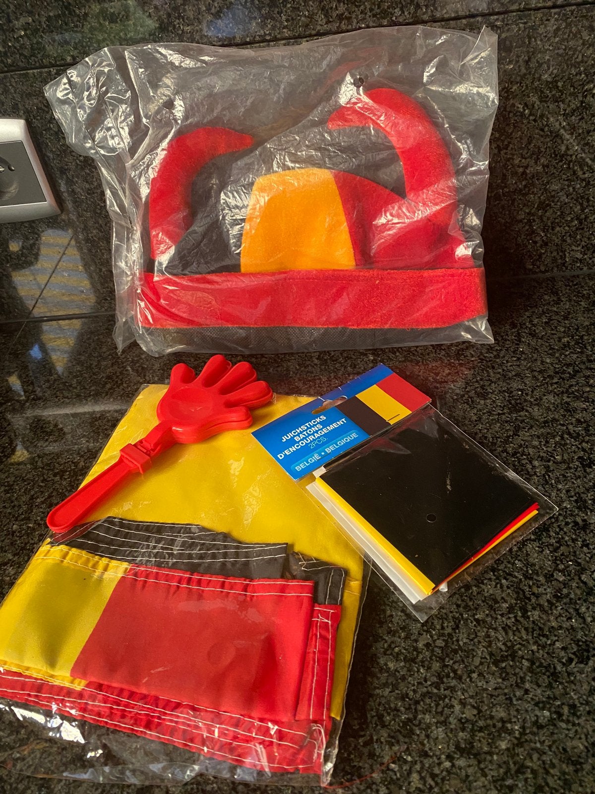 Muts, vlag, klapper supporter materiaal voetbal, Enlèvement ou Envoi, Comme neuf