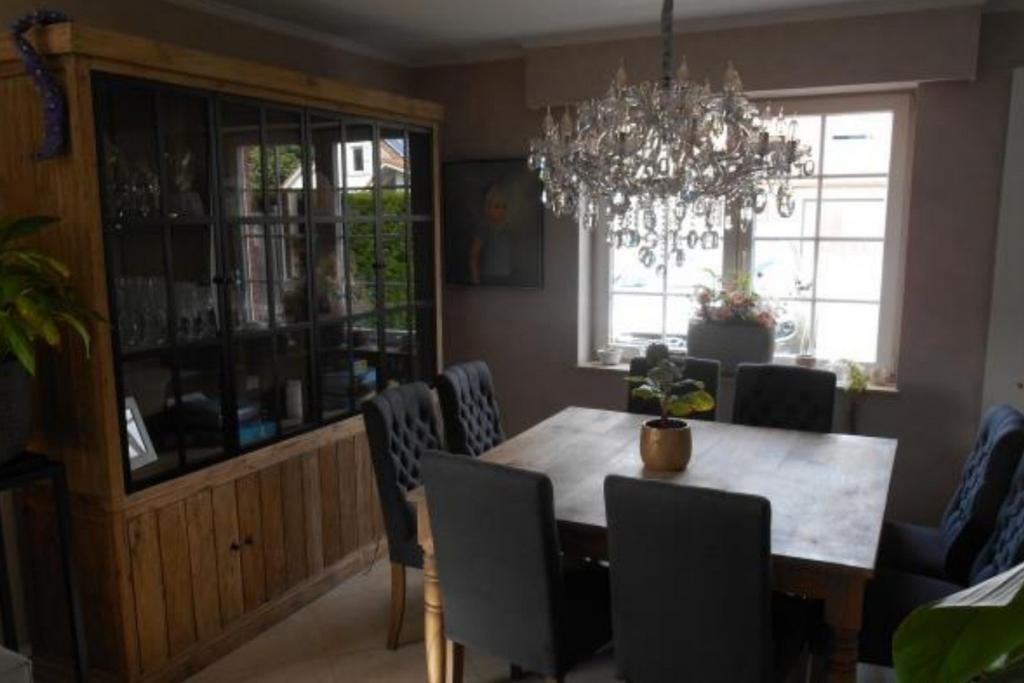 Eiken houten tafel, Enlèvement