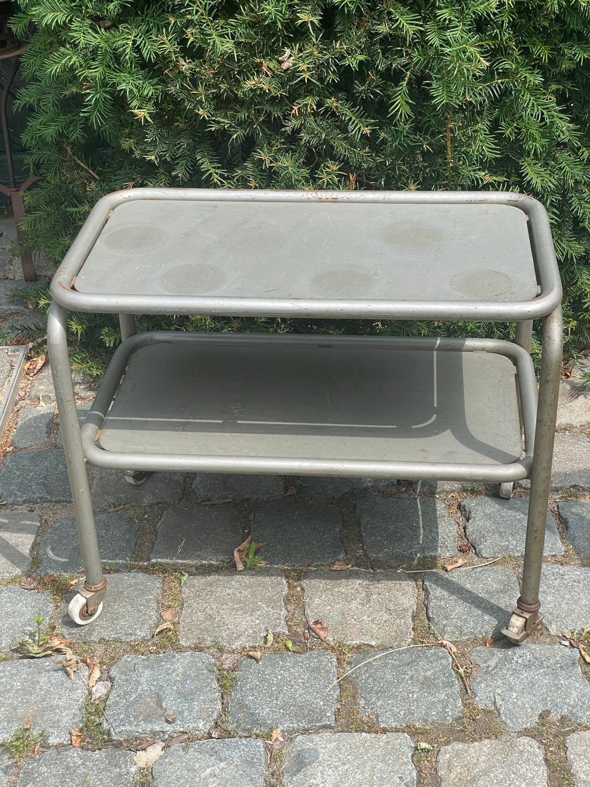 Vintage jaren ‘50 industrieel tafeltje op wielen, Antiek en Kunst, Ophalen