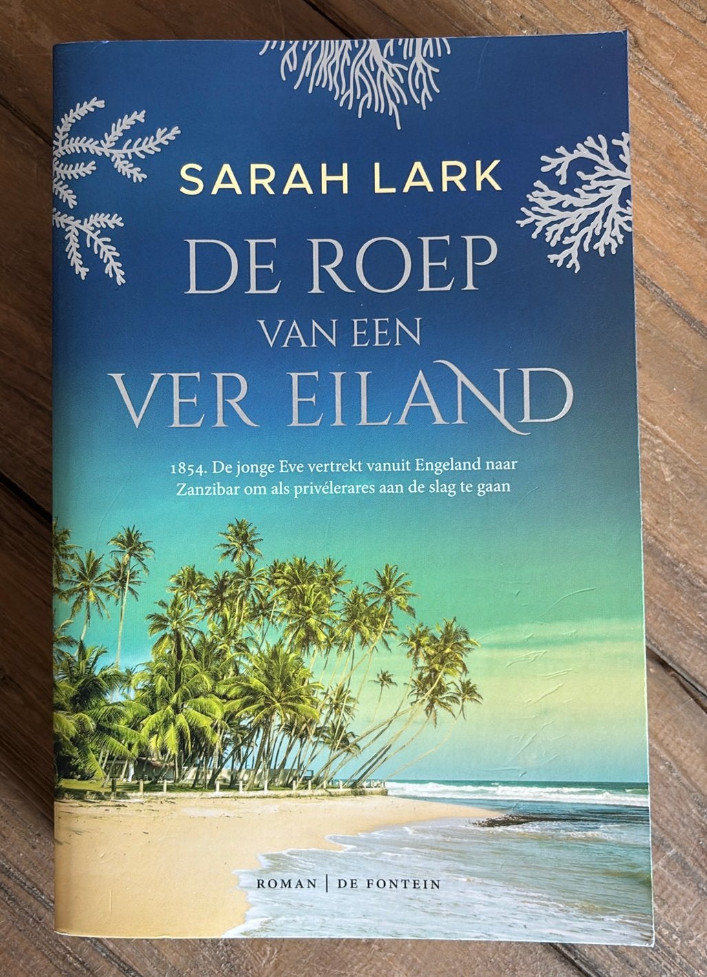 Sarah Lark - De roep van een ver eiland, Enlèvement ou Envoi, Comme neuf, Sarah Lark