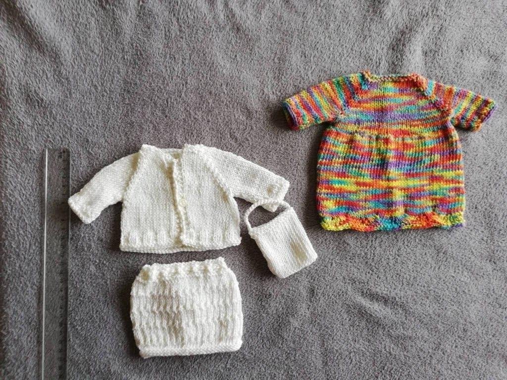 Poppenkleertjes: kleurige jurk en wit setje, nieuw, Ophalen of Verzenden, Nieuw, Babypop