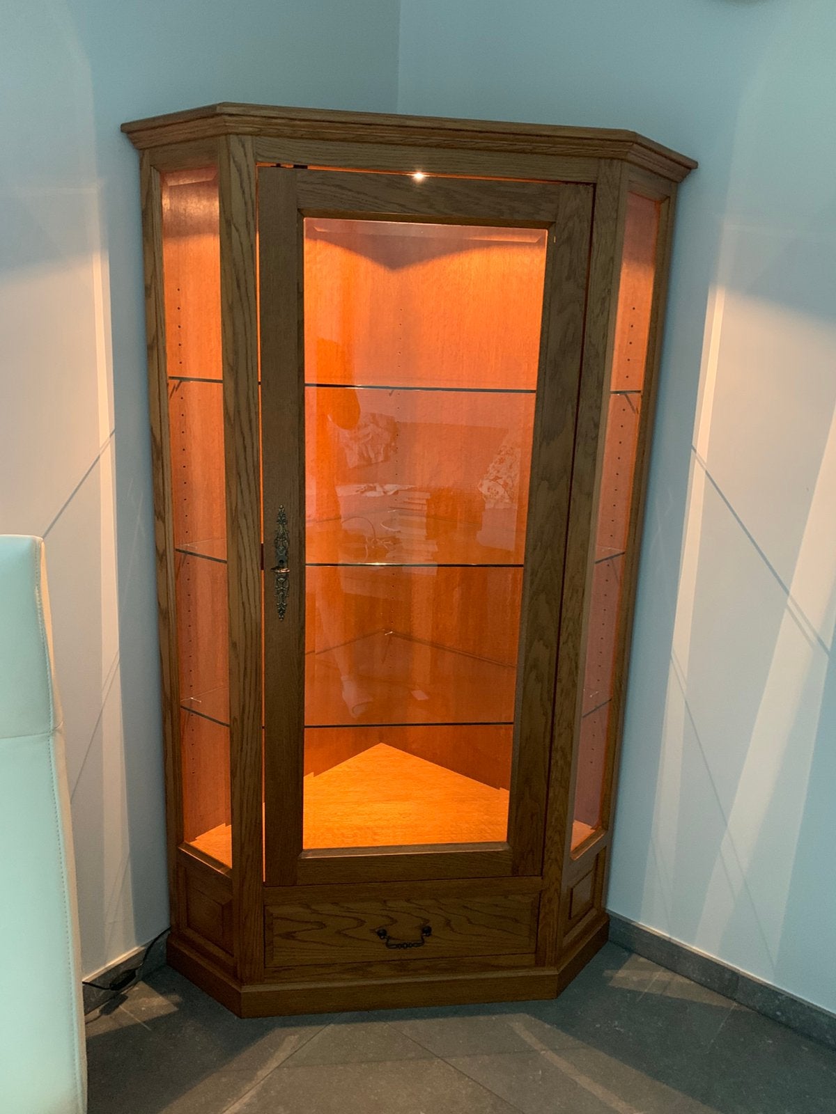 Vitrine d'angle entièrement en chêne avec éclairage intégré, Maison & Meubles, Enlèvement, Comme neuf, Chêne