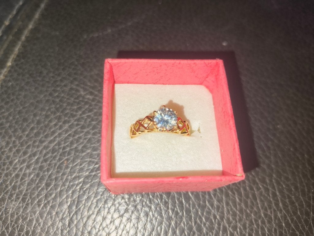 Vergulde Solitair Ring met Luxe Lattice Band, Ophalen, Zo goed als nieuw, Met edelsteen, Goud