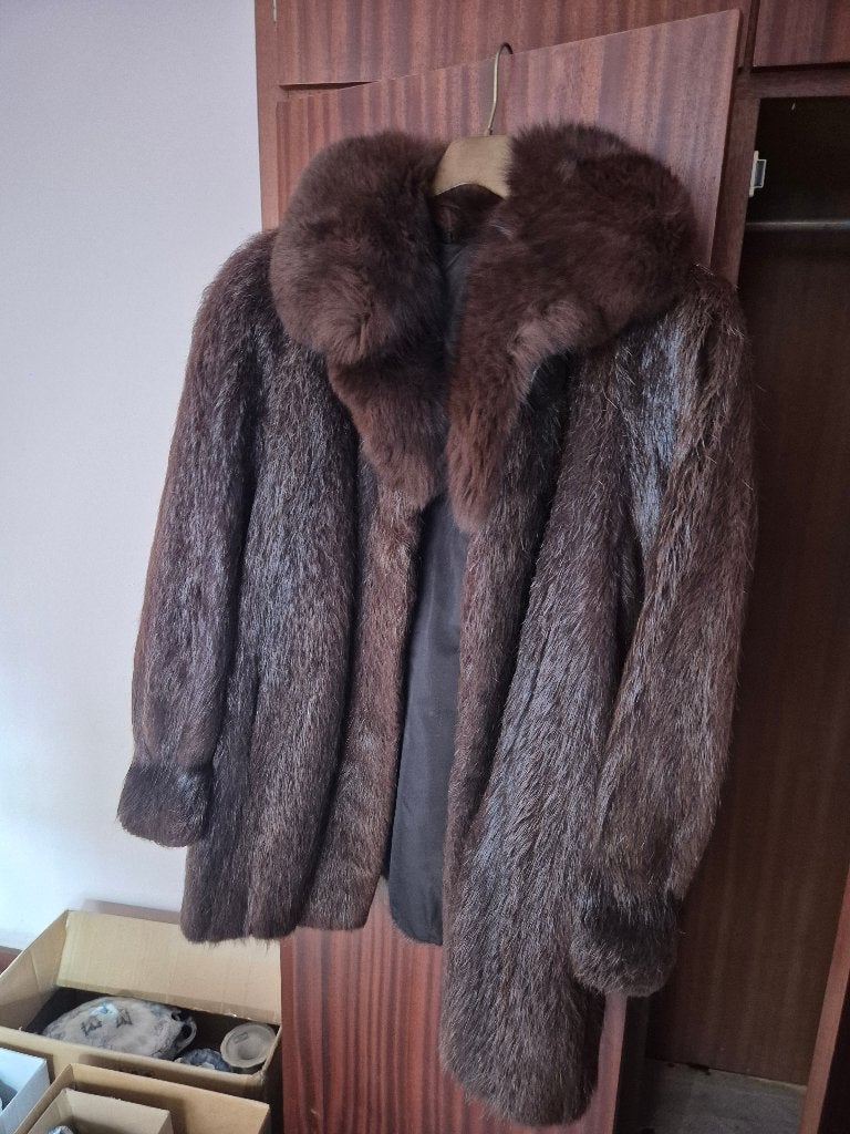 Exclusieve Donkerbruine Nerts Mantel met Volle Kraag, Kleding | Dames, Ophalen of Verzenden, Gedragen, Maat 42/44 (L), Bruin