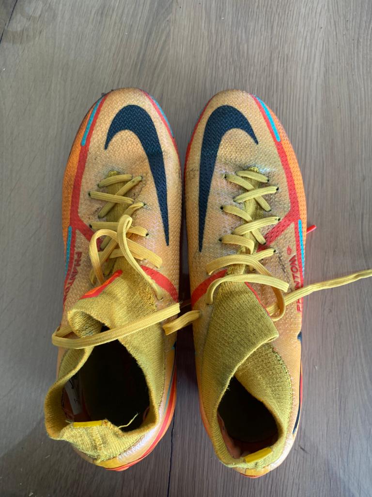 Chaussures de foot élite, Sport en Fitness, Volleybal, Ophalen of Verzenden, Zo goed als nieuw, Schoenen
