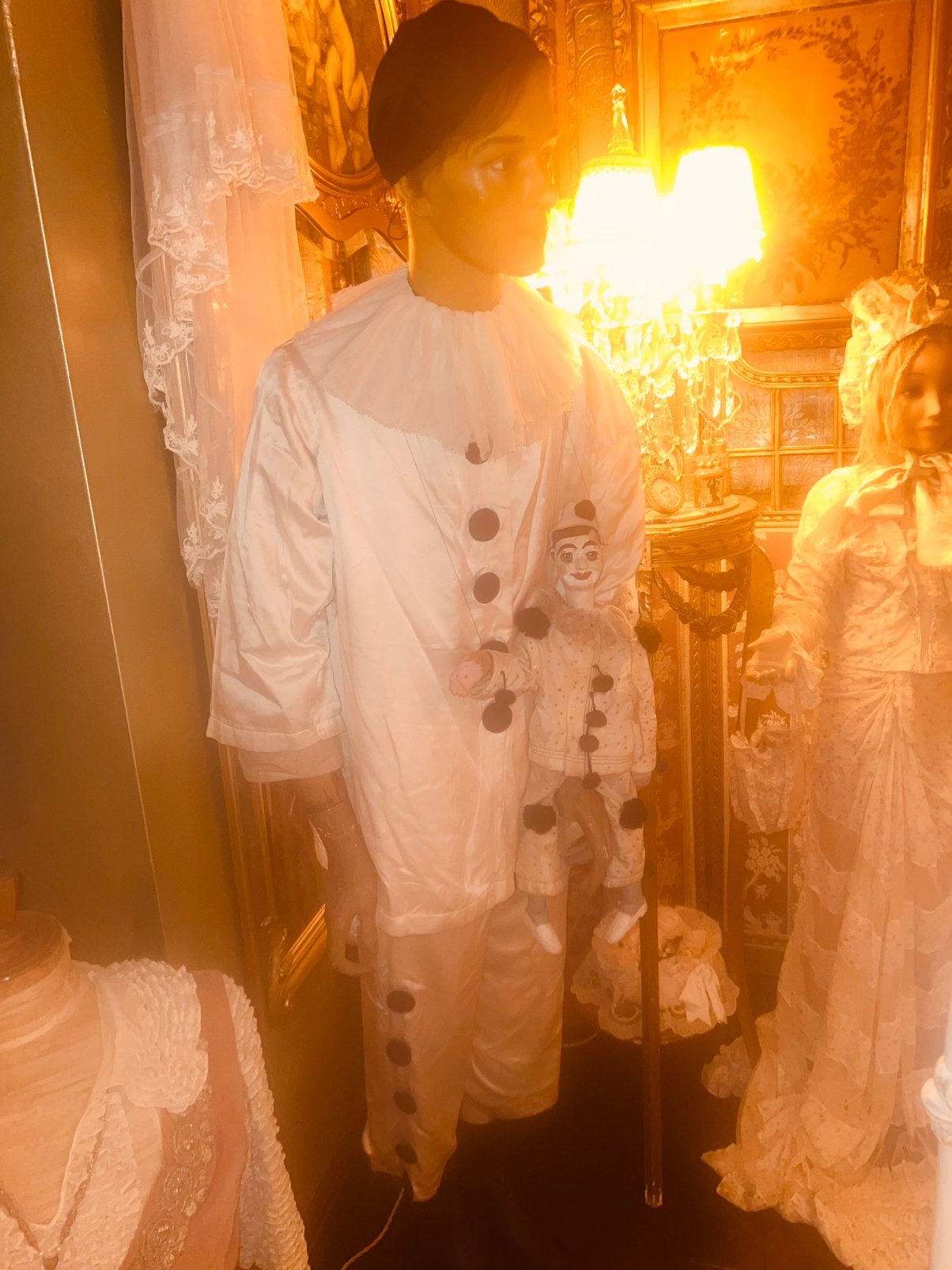Zeer mooie antieke etalage paspop jongen pierrot, Ophalen