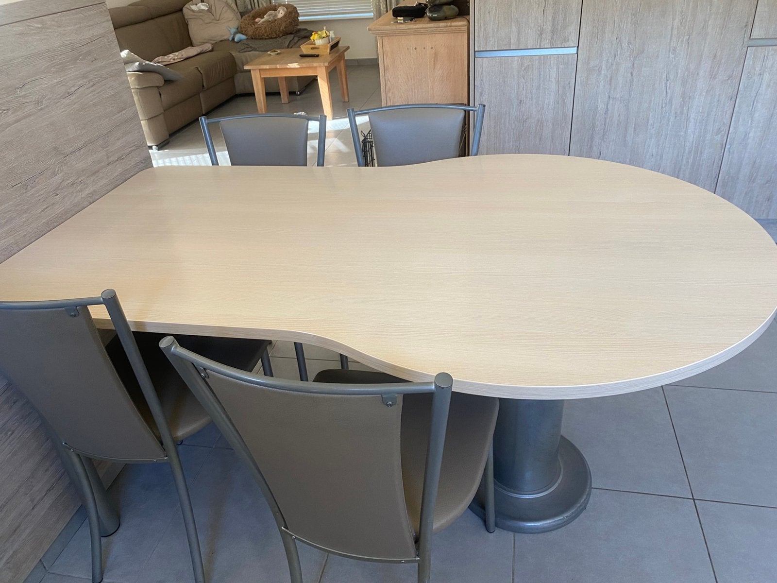 Moderne keukentafel en 4 stoelen, Huis en Inrichting, Ophalen, Zo goed als nieuw