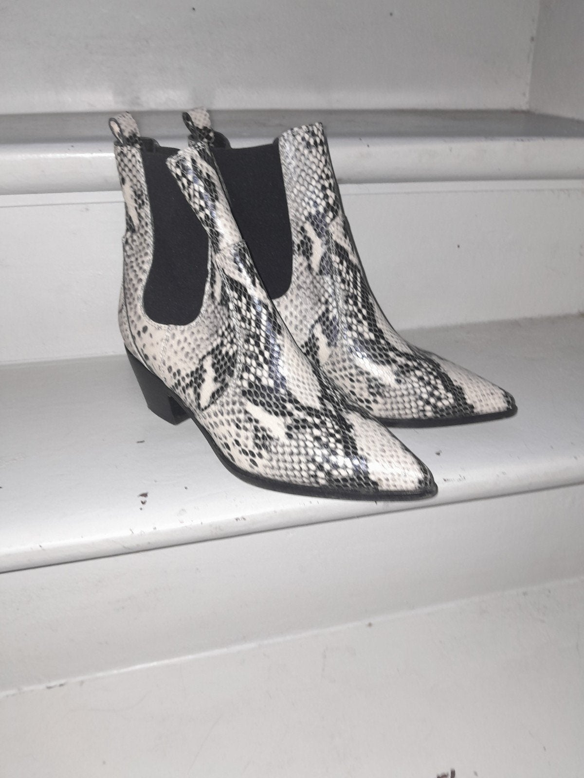 Bottines taille 37, Enlèvement