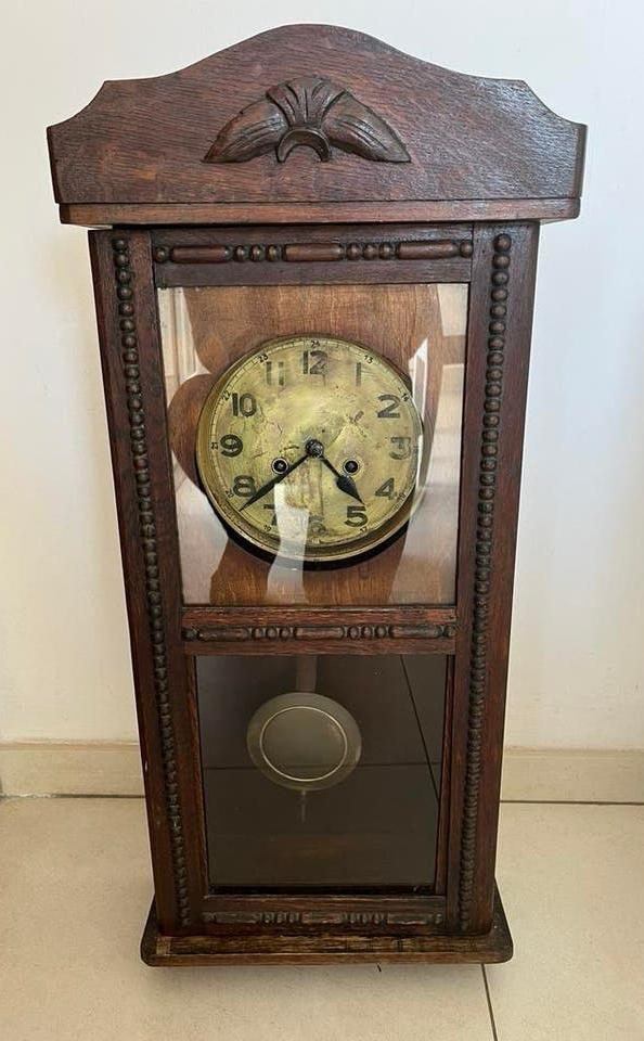 Retro wandklok van de jaren 1940-50, Enlèvement