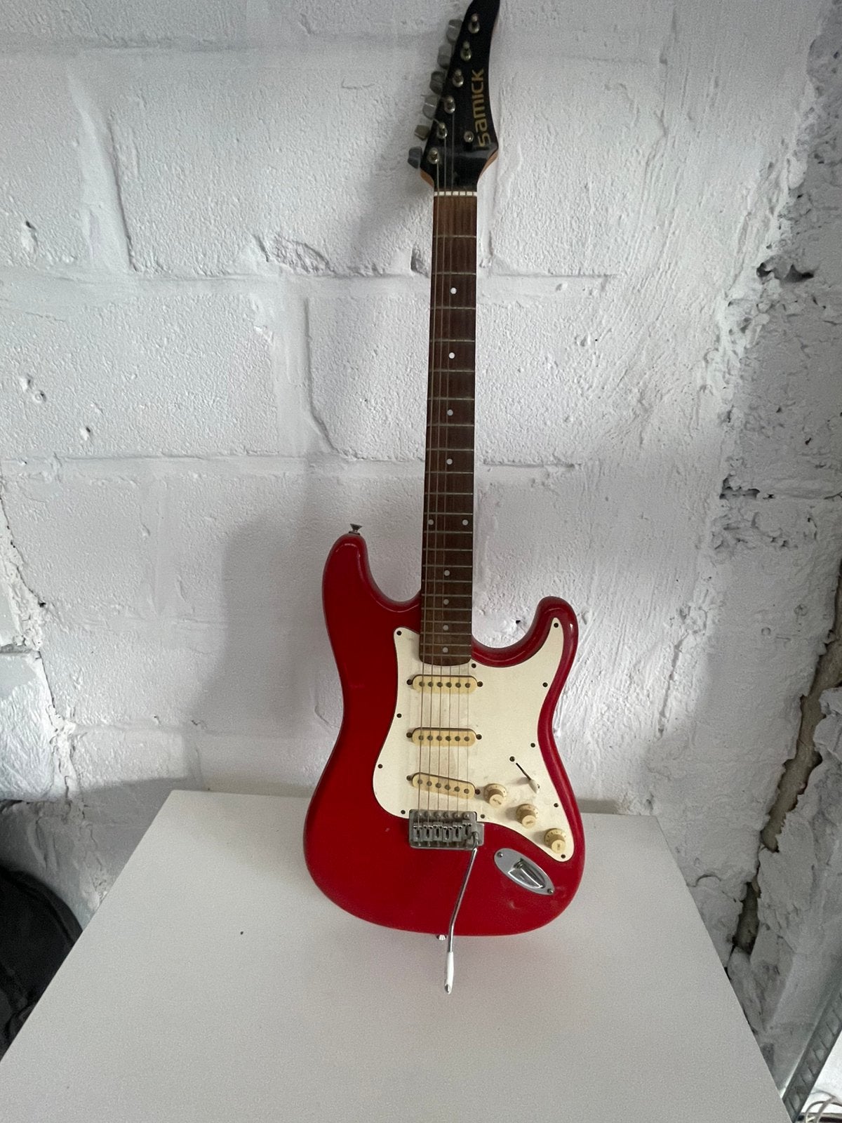 Guitare électrique Samick Stratocaster : manche rouge satiné, Musique & Instruments, Enlèvement, Comme neuf