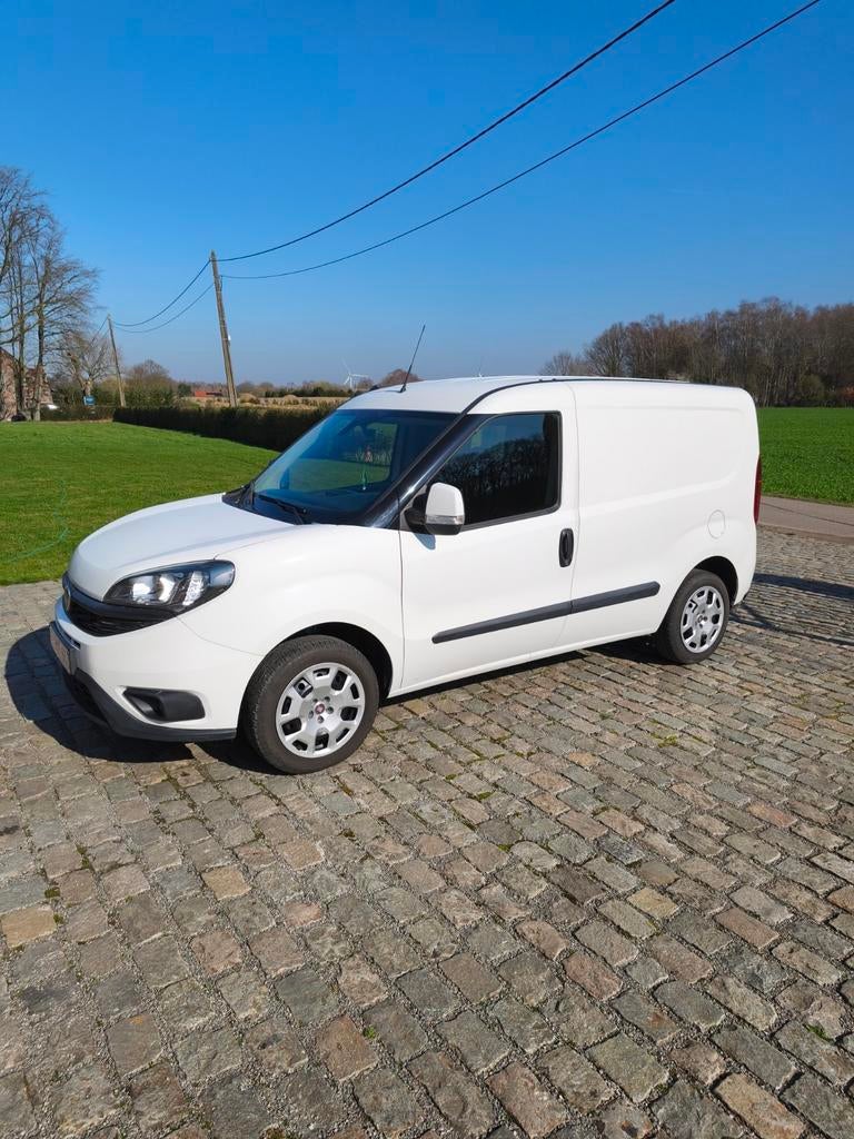 Attelage GPL 3 places Fiat Doblo, état neuf, 24 000 km, Autos, Achat, 3 places, Boîte manuelle, Noir