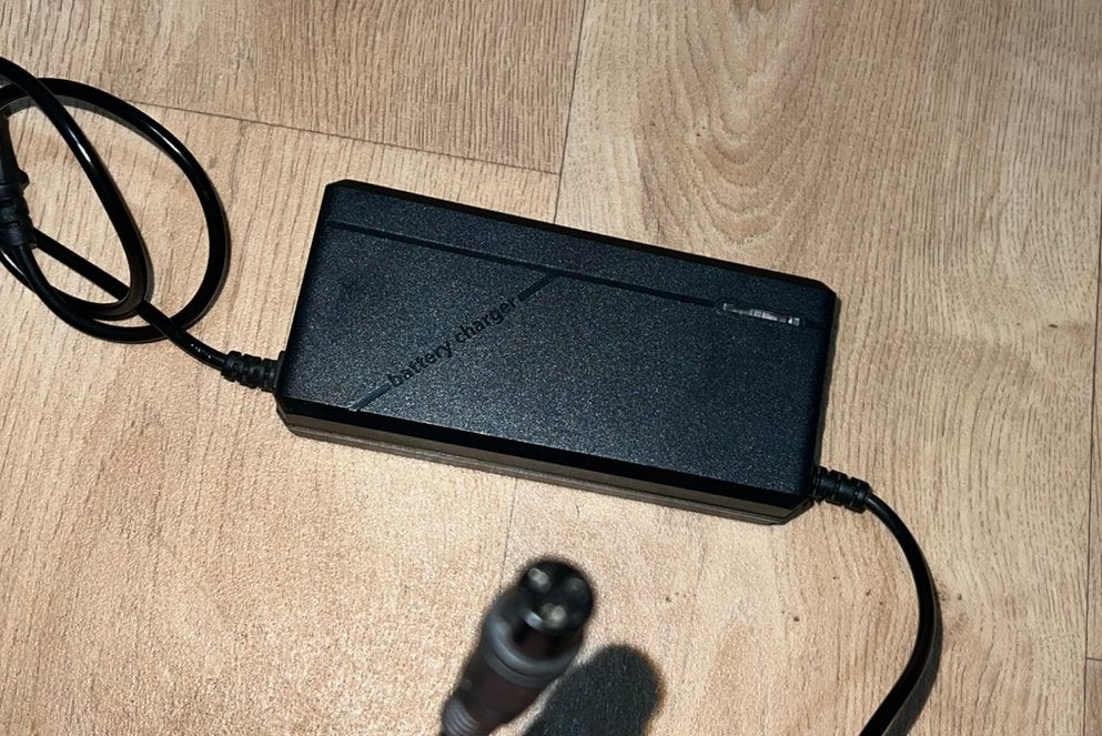 Chargeur E-Step 46,2 V GX 16 3 broches pour batterie 11S, Enlèvement, Comme neuf