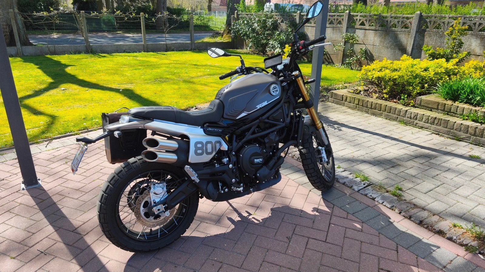 Benelli trail 800, Particulier
