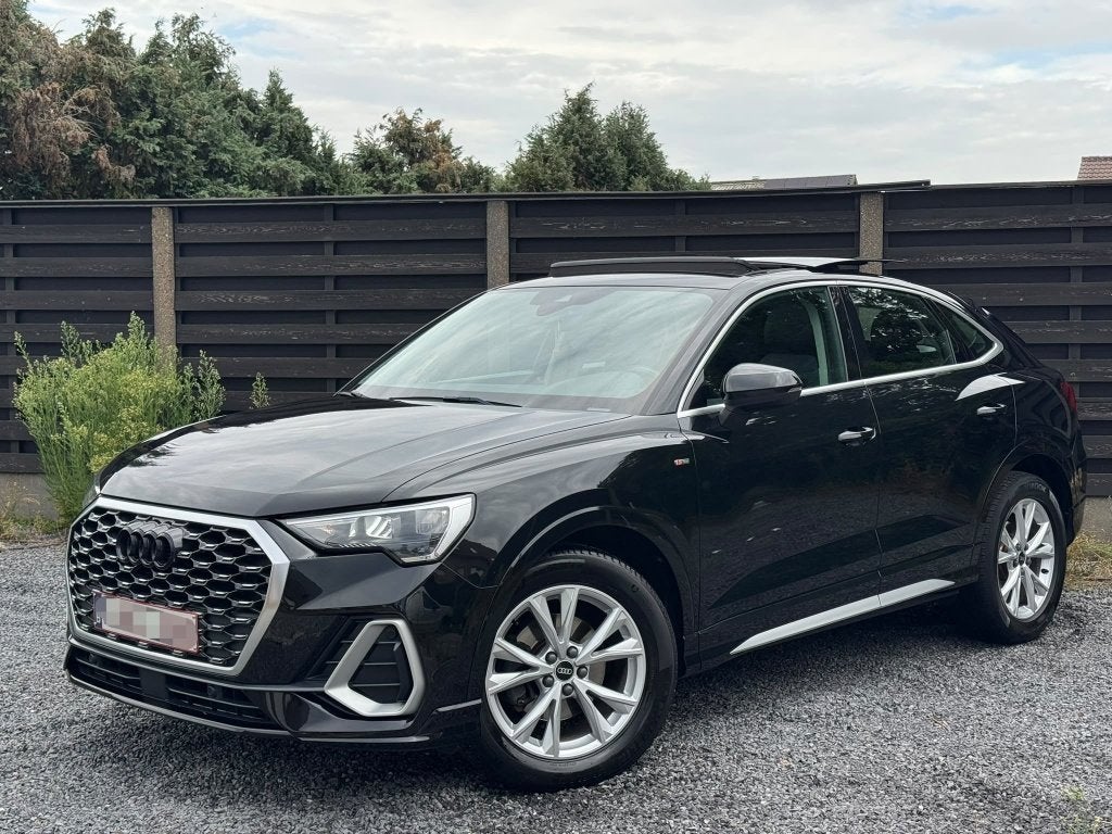 Audi Q3 SPORTBACK S-line 1.5 TFSIe bj 2022 AUTOMAAT/PANO, Auto's, Automaat, Stof, Euro 6, Zwart