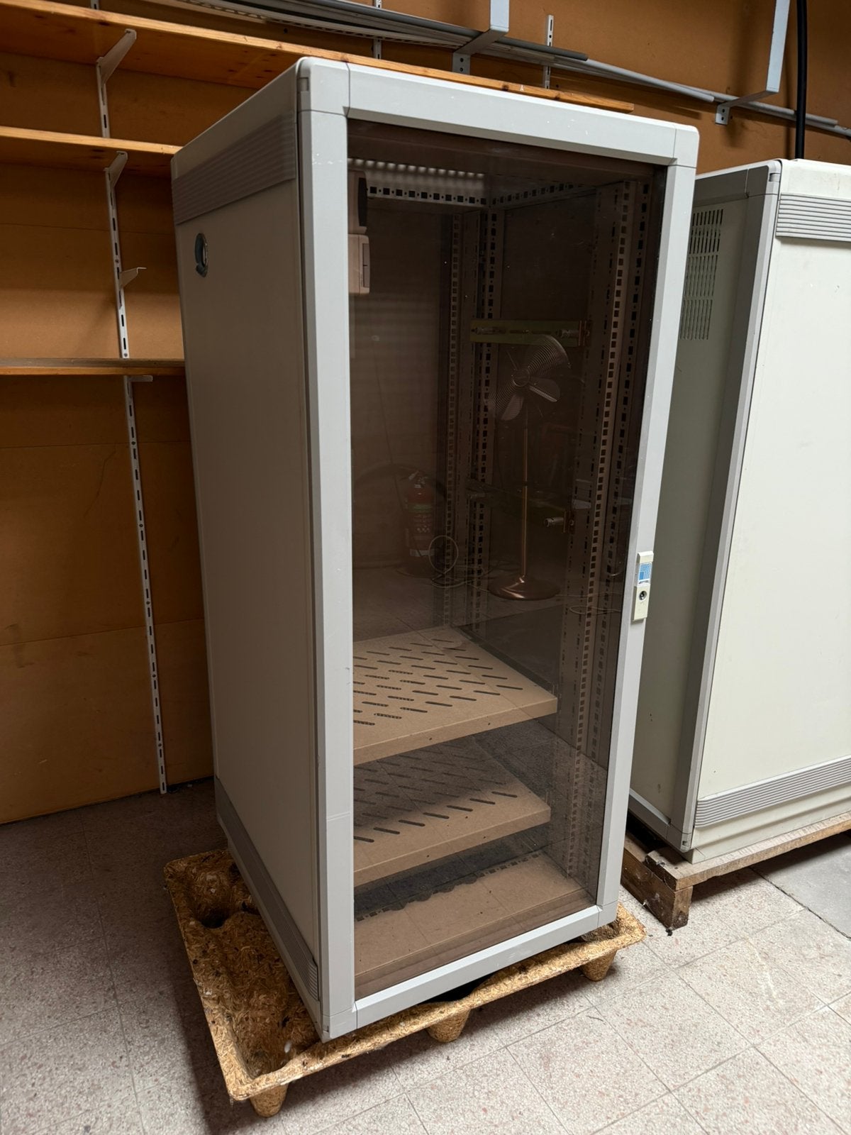 Rittal 19” Serverkast / Netwerkrack 27U – Plexi deur, Computers en Software, Serverkasten, Ophalen, Refurbished, Glas, Geperforeerd