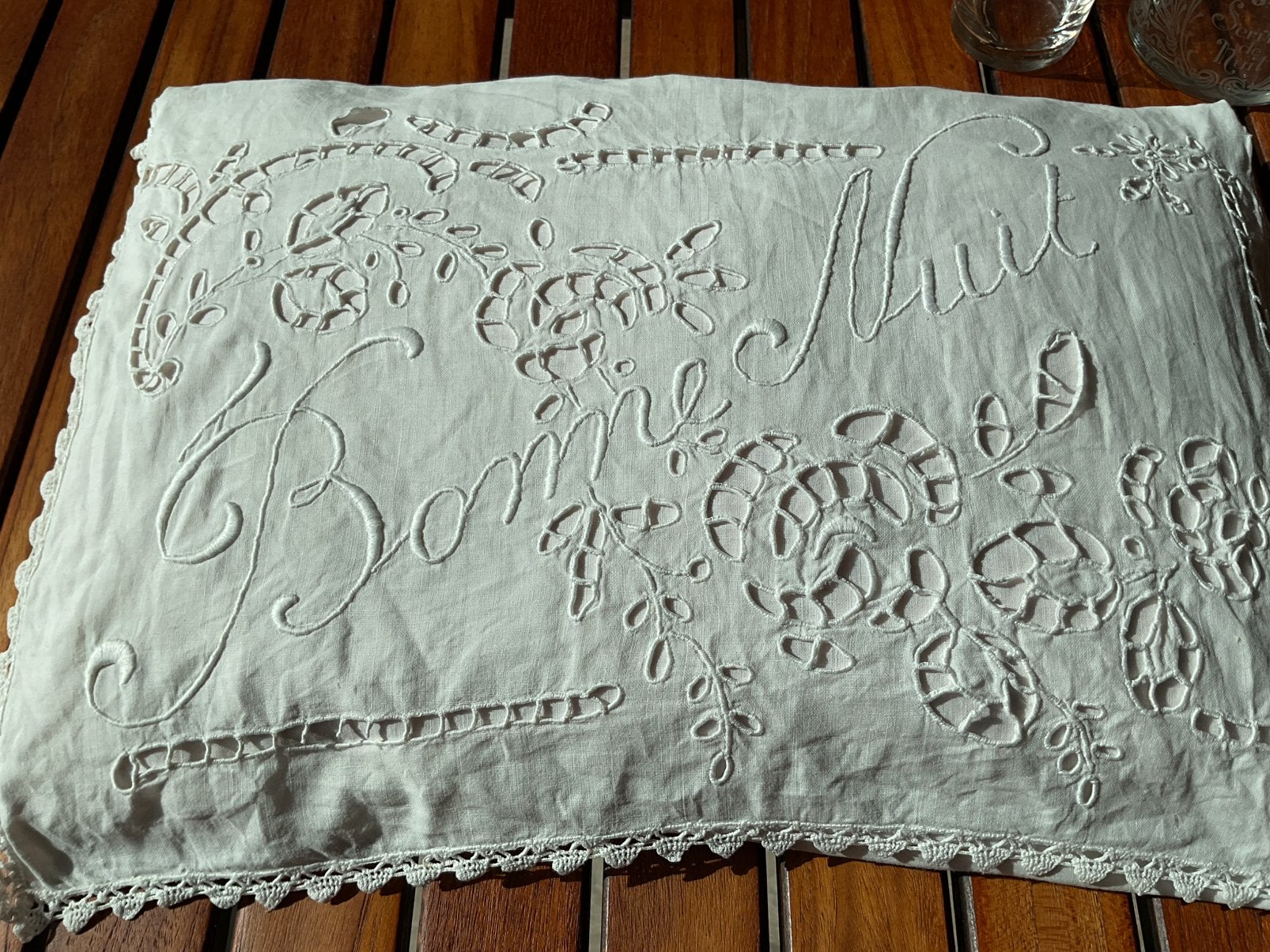 Taie d'oreiller boudoir vintage brodée rustique., Enlèvement ou Envoi, Utilisé