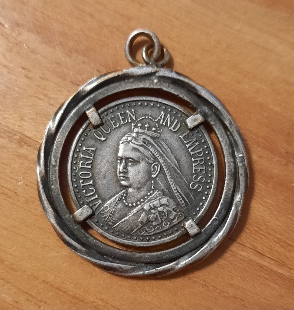 Queen Victoria hanger, Handtassen en Accessoires, Kettinghangers, Gebruikt, Overige materialen, Overige kleuren, Overige voorstellingen